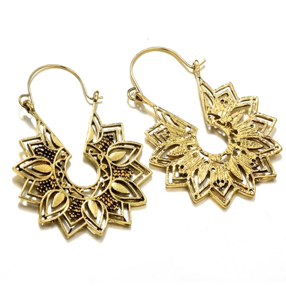 Vintage Style Flower Dangle Earrings - Picture 2 of 4